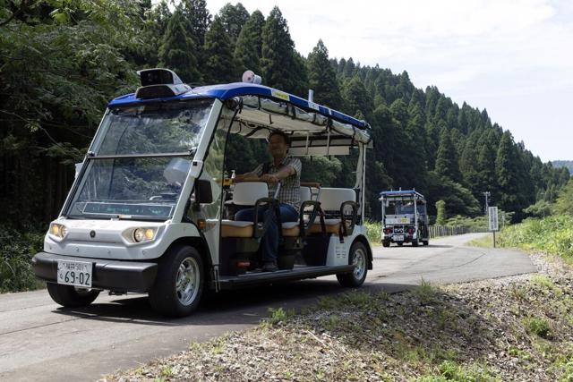 Một h&agrave;nh kh&aacute;ch tr&ecirc;n chiếc xe tự l&aacute;i c&oacute; khả năng cấp 4 ở Fukui, Nhật Bản. Ảnh: Bloomberg.