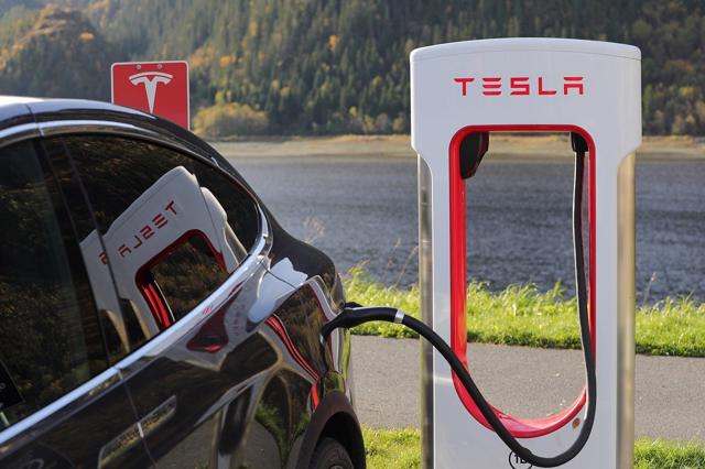 Lợi nhuận suy giảm mạnh, vướng lao lý: “Vận đen” của Tesla - Ảnh 3