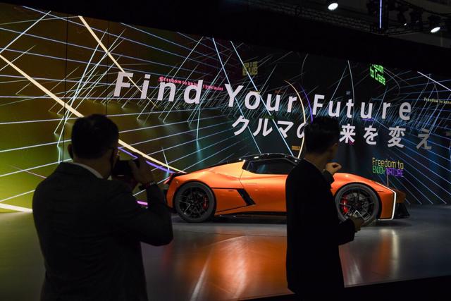 Mẫu concept xe thể thao chạy điện FT-Se của Toyota được trưng b&agrave;y tại triển l&atilde;m Japan Mobility Show. Ảnh: Bloomberg.