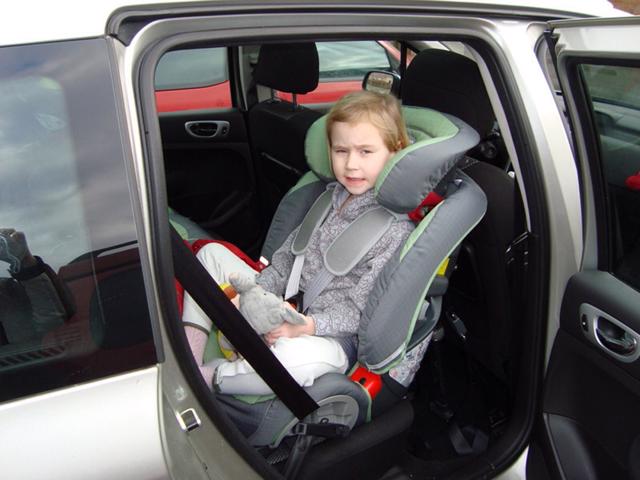 Tại một số quốc gia, trẻ em phải được ngồi trên ghế chuyên dụng, quay mặt ngược với hưởng lái xe để đảm bảo an toàn. Ảnh: Car Seat