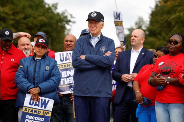 Tổng thống Mỹ ủng hộ “hợp nhất” công nhân ngành ô tô Mỹ - Ảnh 1