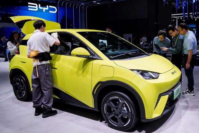 Vì sao hãng sản xuất ô tô điện Trung Quốc BYD sắp giành “vương miện” của Tesla? - Ảnh 1