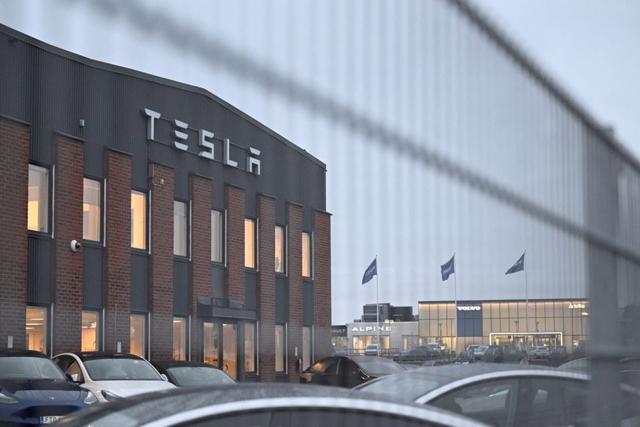 Các công đoàn ở Thụy Điển mở rộng phong tỏa chống lại Tesla - Ảnh 2