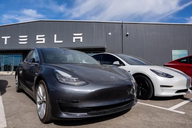 Elon Musk hé lộ về chiếc xe tiếp theo của Tesla sau mẫu xe tải điện nhiều tranh cãi