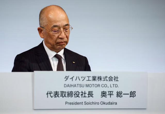 Chủ tịch Daihatsu Motor, &ocirc;ng Soichiro Okudaira tham dự một cuộc họp b&aacute;o ở Tokyo, Nhật Bản ng&agrave;y 20 th&aacute;ng 12 năm 2023. Ảnh: Reuters.