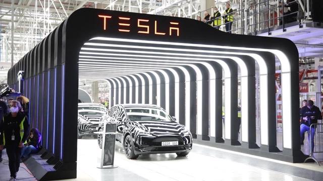 Thách thức của “người khổng lồ” EV Tesla năm 2024 - Ảnh 1