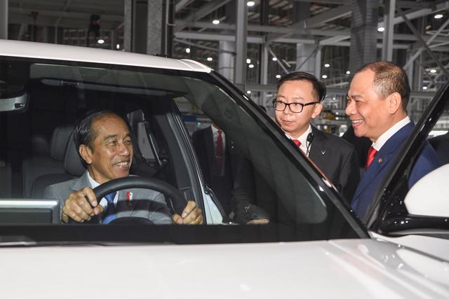 Tổng thống Joko Widodo cầm l&aacute;i thứ một chiếc xe VinFast tạị nh&agrave; m&aacute;y của VinFast ở Hải Ph&ograve;ng.