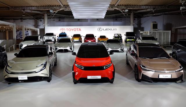 Các nhà sản xuất ô tô Nhật Bản tiếp tục đầu tư vào EV bất chấp tình trạng phát triển chậm chạp - Ảnh 2