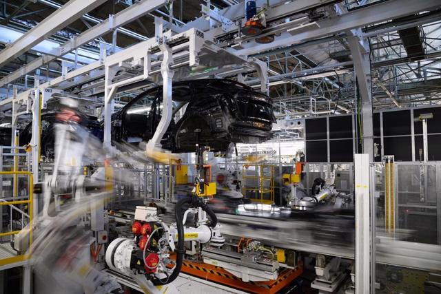 Các nhà sản xuất ô tô Nhật Bản tiếp tục đầu tư vào EV bất chấp tình trạng phát triển chậm chạp - Ảnh 1