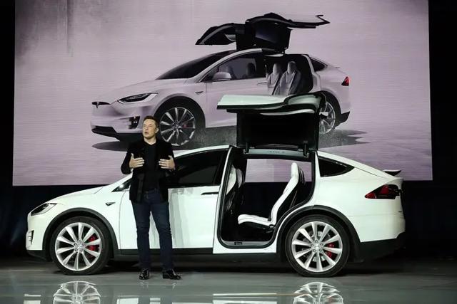 Các vấn đề của tỷ phú Elon Musk tiếp tục chồng chất khi giá trị Tesla mất 188 tỷ USD - Ảnh 1