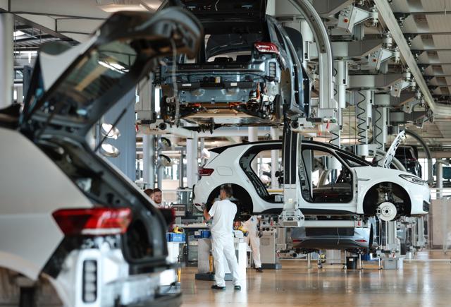 Chuyển đổi sang EV đang định hình lại ngành công nghiệp ô tô toàn cầu - Ảnh 2