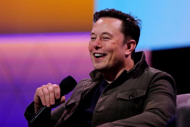 Elon Musk từng rất tự tin v&agrave;o gi&aacute; trị của xe điện Tesla cũ.