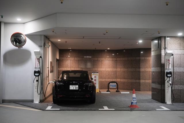 Một chiếc Tesla đang sạc trong tầng hầm của một khu thương mại ở Tokyo. Ảnh: Bloomberg.