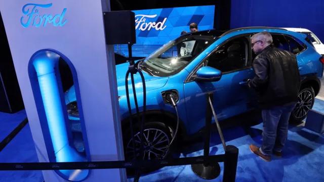 Ford tạm dừng sản xuất EV, tập trung sản xuất xe hybrid
