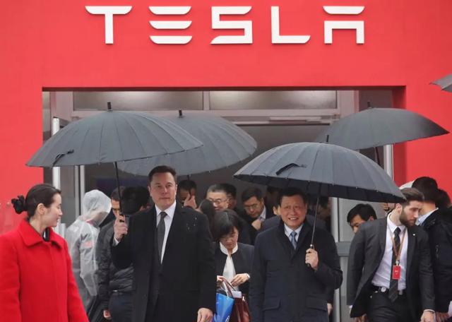 Gi&aacute;m đốc điều h&agrave;nh Tesla, Elon Musk, c&ugrave;ng Ying Yong, cựu thị trưởng Thượng Hải, trong lễ khởi c&ocirc;ng nh&agrave; m&aacute;y Tesla. Ảnh: Getty Images.