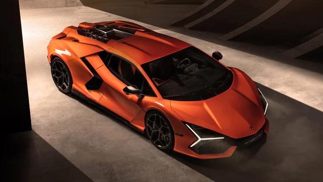 Lamborghini Revuelto c&oacute; c&ocirc;ng suất đầu ra cao nhất &ndash; 126 m&atilde; lực/l&iacute;t &ndash; so với bất kỳ động cơ V-12 n&agrave;o m&agrave; h&atilde;ng sản xuất &ocirc; t&ocirc; n&agrave;y từng chế tạo.