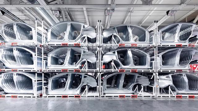 Lý do Tesla đặt cược lớn vào gigacasting khiến các nhà sản xuất EV khác phải “đau đầu” - Ảnh 1