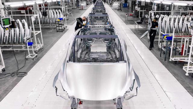 Lý do Tesla đặt cược lớn vào gigacasting khiến các nhà sản xuất EV khác phải “đau đầu” - Ảnh 2