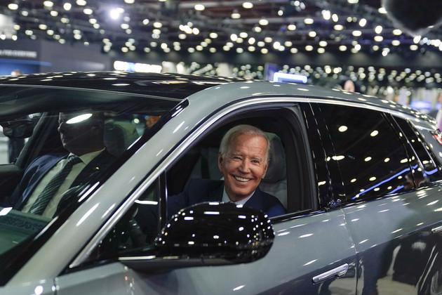 Tổng thống Joe Biden l&aacute;i chiếc Cadillac chạy điện Lyriq trong chuyến tham quan tại Triển l&atilde;m &ocirc; t&ocirc; Detroit năm 2022. Ảnh: AP.