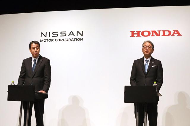 CEO Nissan Uchida, b&ecirc;n tr&aacute;i, v&agrave; CEO Honda Mibe trong một cuộc họp b&aacute;o v&agrave;o ng&agrave;y 15 th&aacute;ng 3. Ảnh: Bloomberg.