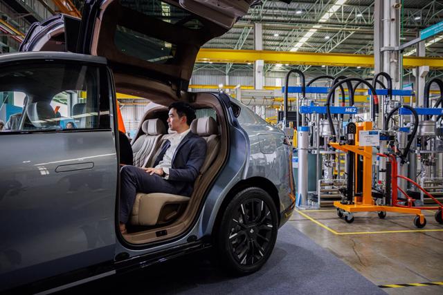 Một khách hàng đang thử nghiệm xe điện Hyper HT của GAC Aion tại nhà máy Aion EV ở Rayong, Thái Lan. Ảnh: NYT.