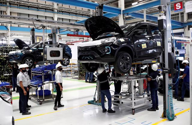 C&ocirc;ng nh&acirc;n kiểm tra xe thể thao đa dụng chạy điện Tata Nexon tại nh&agrave; m&aacute;y Tata Motors ở Pune, Ấn Độ. Ảnh: Reuters.