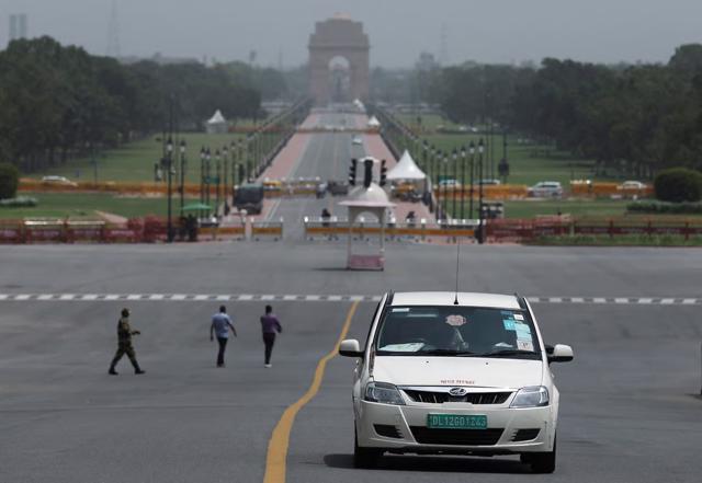 Một chiếc xe điện tr&ecirc;n đường ở New Delhi. Ảnh: Reuters.