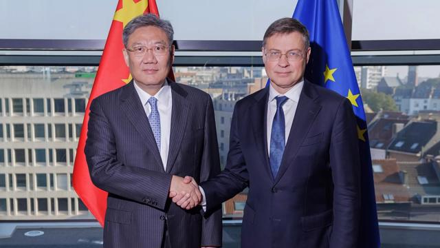 Bộ trưởng Thương mại Trung Quốc Vương Văn Đ&agrave;o v&agrave; &ocirc;ng Valdis Dombrovskis.