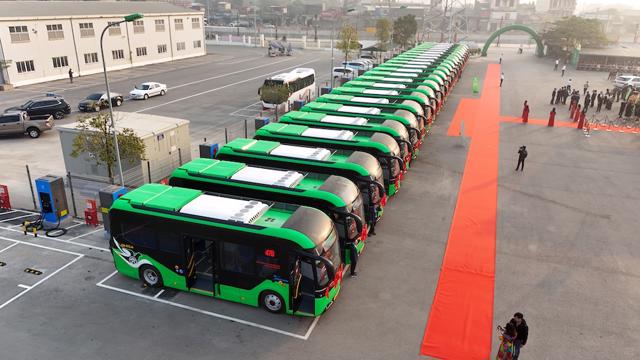 D&agrave;n xe bus điện mới nhất của VinFast vừa b&agrave;n giao cho H&agrave; Nội.