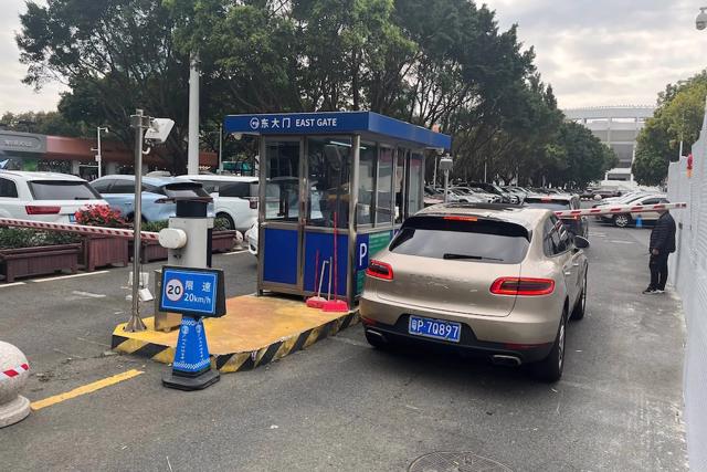 Một chiếc xe crossover Porsche Macan ở Quảng Ch&acirc;u, Trung Quốc. Ảnh: NYT.