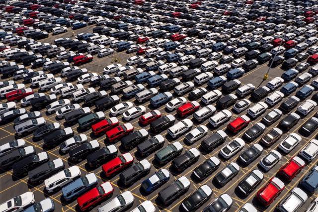 Xe Toyota tại cảng Long Beach ở Long Beach, California. Ảnh: Bloomberg.