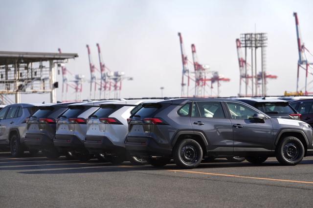 Xe Toyota RAV4 tại Cảng Nagoya ở Nhật Bản. Ảnh: Bloomberg.