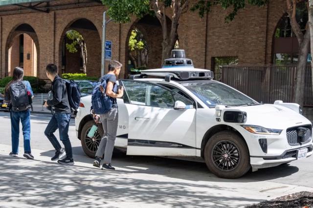 Một chiếc xe tự lái Waymo chở hành khách ở San Francisco. Ảnh: Getty Images.