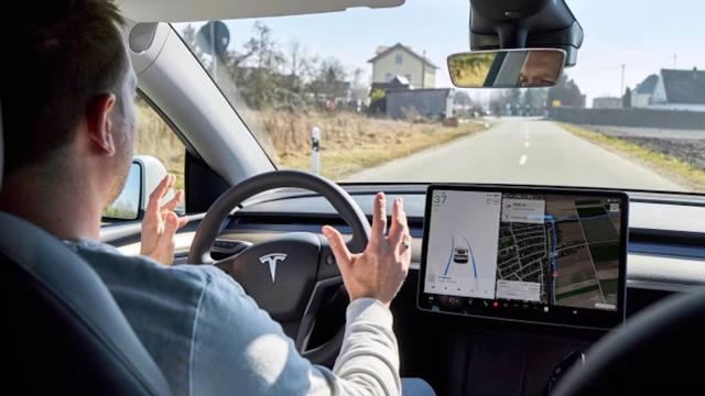 Một chiếc Tesla Model Y khi đang ở chế độ lái tự động.