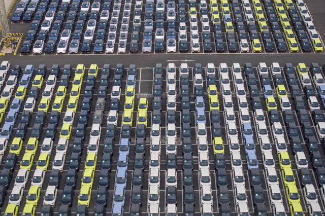 Những chiếc &ocirc; t&ocirc; điện BYD đang chờ được đưa l&ecirc;n t&agrave;u chở &ocirc; t&ocirc; BYD "Shenzhen", sẽ khởi h&agrave;nh từ Cảng Taicang ở T&ocirc; Ch&acirc;u, Trung Quốc đến Brazil. Ảnh: Getty Images.