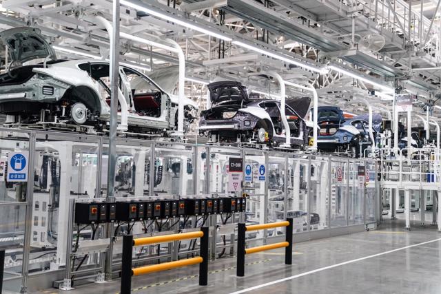 “Đấu” Tesla, Xiaomi trang bị 1.000 robot cho nhà máy sản xuất xe điện tăng công suất - Ảnh 2