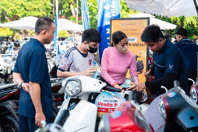 Rất đông người dân đã đến tham gia chương trình đổi xe xăng lấy xe điện của VinFast để định giá xe xăng và "lên đời" xe máy điện. Ảnh: VF.
