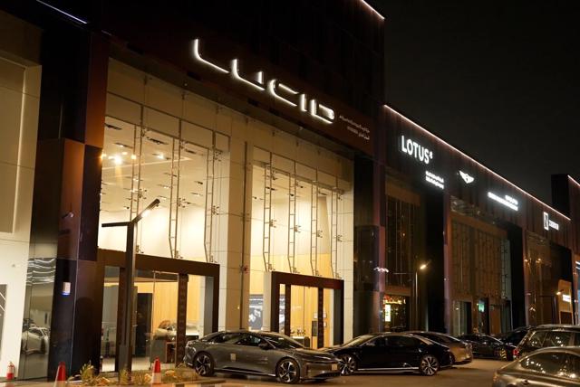 Một showroom của nhà sản xuất xe điện Lucid tại Riyadh, Ả Rập Xê Út. Ảnh: Reuters.