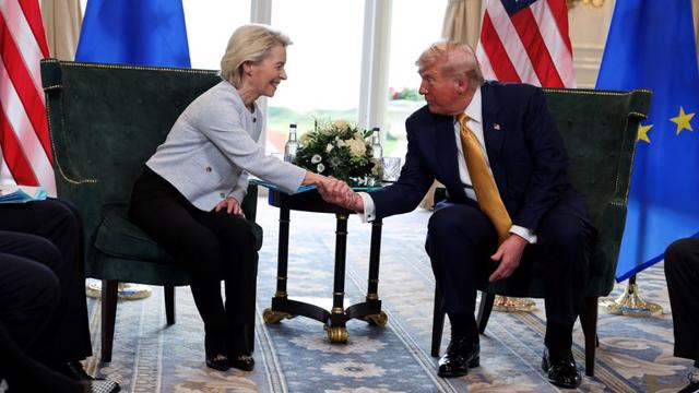 Tổng thống Donald Trump bắt tay Chủ tịch Ủy ban Châu Âu Ursula von der Leyen. Ảnh: Reuters.