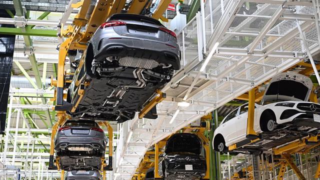 D&acirc;y chuyền sản xuất tại nh&agrave; m&aacute;y lắp r&aacute;p Mercedes-Benz tại Rastatt, Đức. Ảnh: Getty Images.
