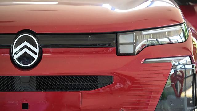 Một chiếc xe tại d&acirc;y chuyền sản xuất mẫu Citroen C5 Aircross mới tại nh&agrave; m&aacute;y &ocirc; t&ocirc; Stellantis ở Chartres-de-Bretagne, miền t&acirc;y nước Ph&aacute;p. Ảnh: Getty Images.