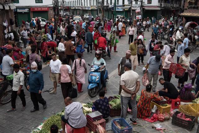 Những con phố hẹp ở Kathmandu. Ảnh: NYT. 