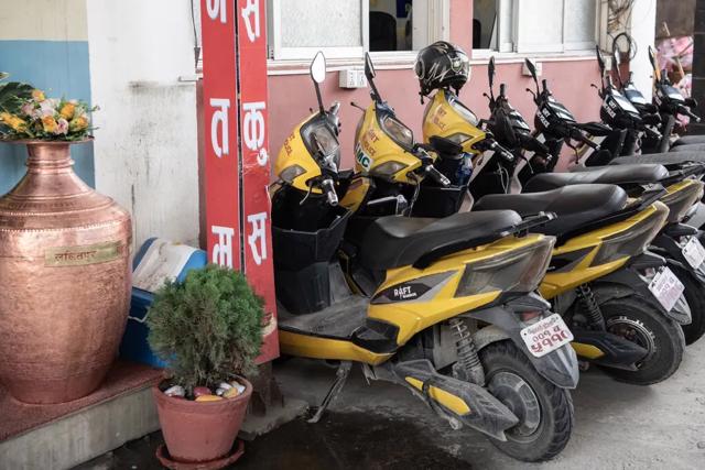 Xe máy điện của cảnh sát thành phố Lalitpur. Ảnh: NYT.