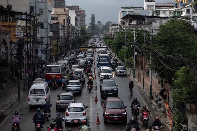 Xe buýt, xe máy, xe tải nhỏ và taxi chạy ầm ầm trên đường phố Kathmandu. Ảnh: NYT.