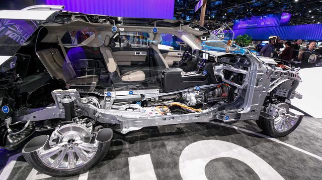 Ford Explorer su&#253;t c&#243; th&#226;n xe giống F-150 nhưng thay đổi v&#236; nguy&#234;n nh&#226;n n&#224;y - Ảnh 1