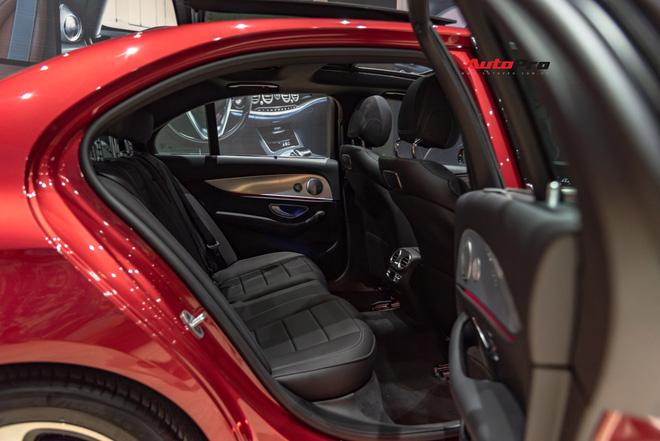 Hướng tới phong cách thể thao, nội thất là sự kết hợp giữa màu đen và những đường viền màu bạc. Viền này là ốp nhôm vân carbon.