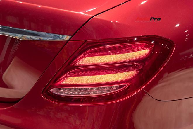 Bộ đèn Multibeam LED hiện đại cũng được đưa lên E 200 Sport.