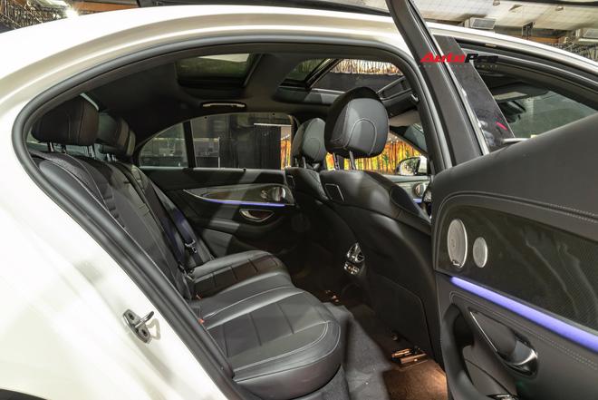 Trang bị nội thất của E 350 AMG cũng tương tự E 300 AMG. Khó có thể nhận ra điểm khác biệt nào, ngoại trừ chiếc vô-lăng thiết kế mới kiểu S-Class.