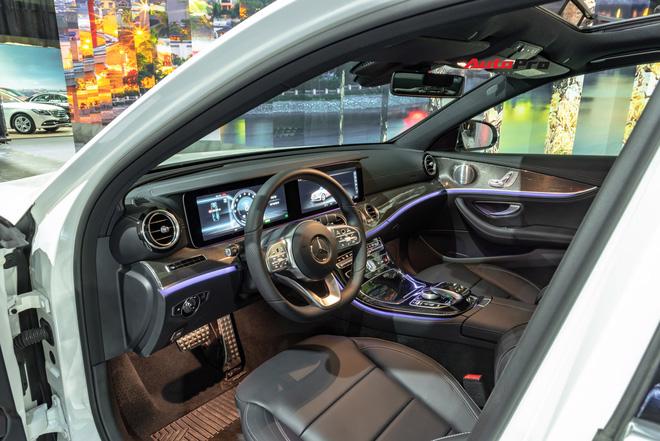 Đ&#225;nh gi&#225; nhanh Mercedes-Benz E-Class 2019: Đe doạ cả BMW 3-Series mới sắp về Việt Nam - Ảnh 12