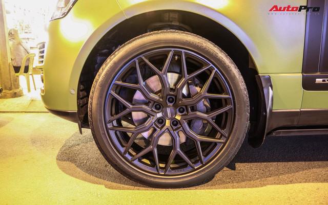 Đầu tiên là bộ vành nguyên bản đã được thay thế thành loại đa chấu có thiết kế thể thao được sơn đen mờ và để lộ được hệ thống phanh nằm ở bên dưới.